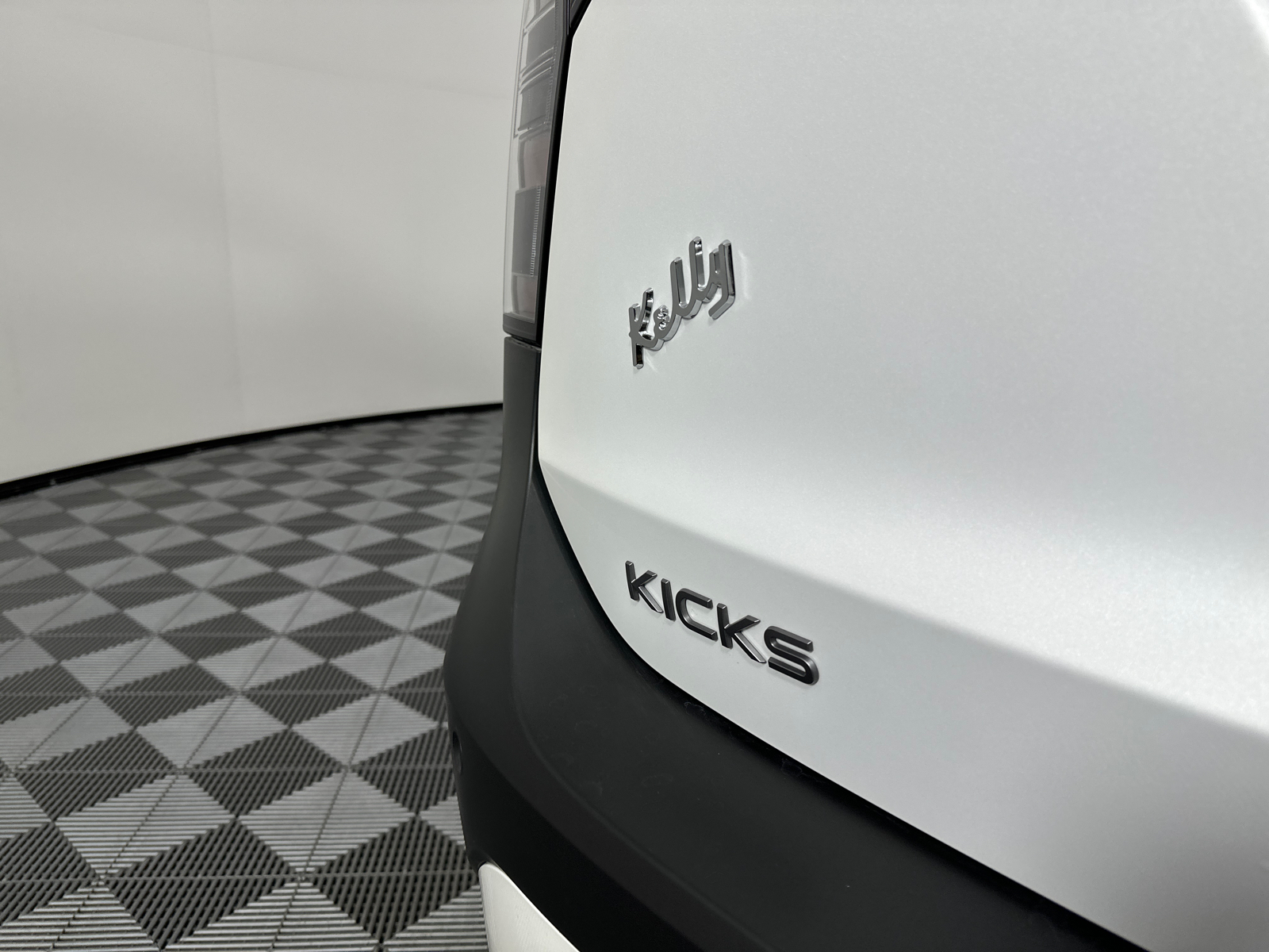 2025 Nissan Kicks SR 9