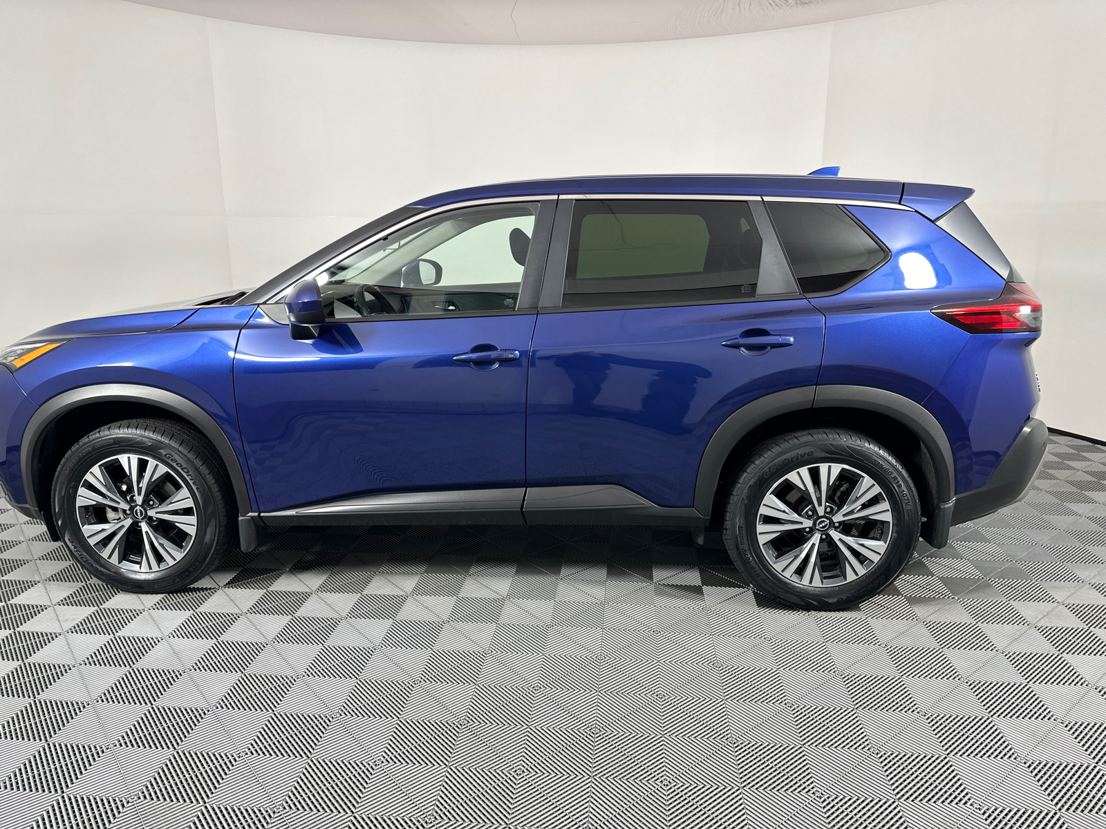 2023 Nissan Rogue SV 4