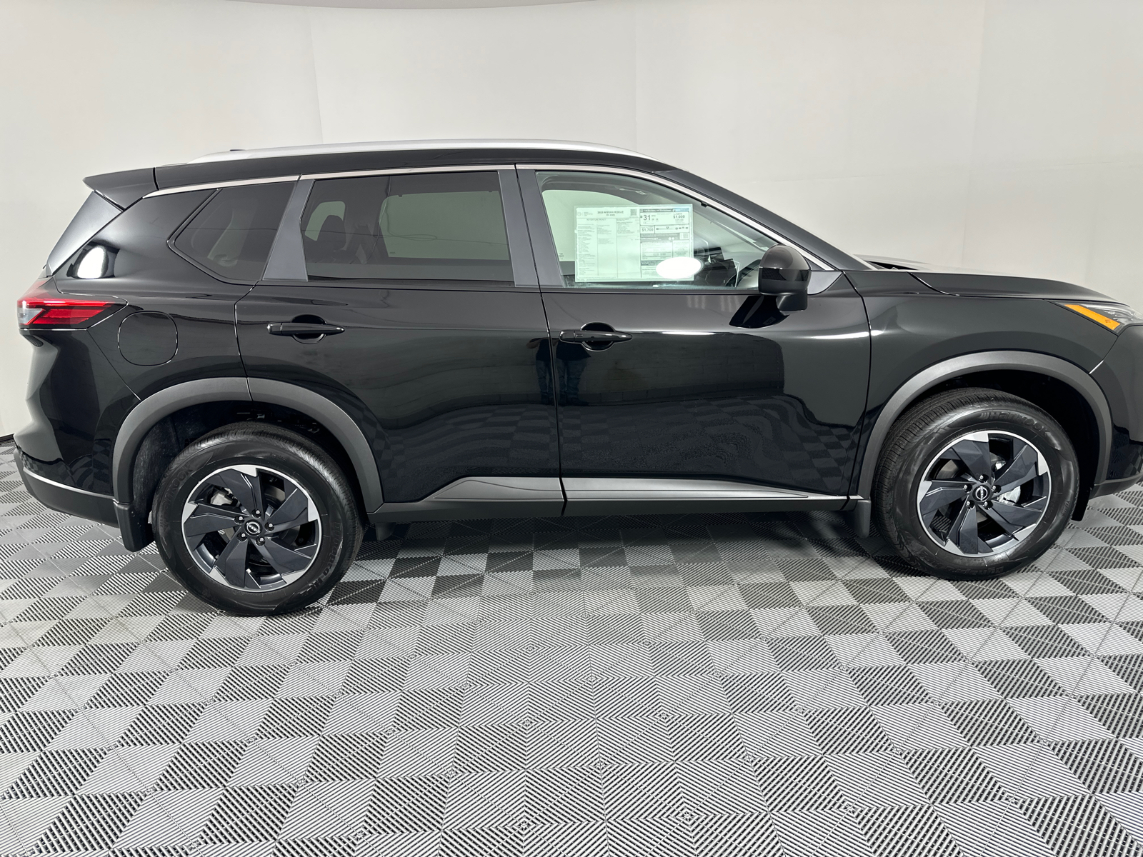 2025 Nissan Rogue SV 8