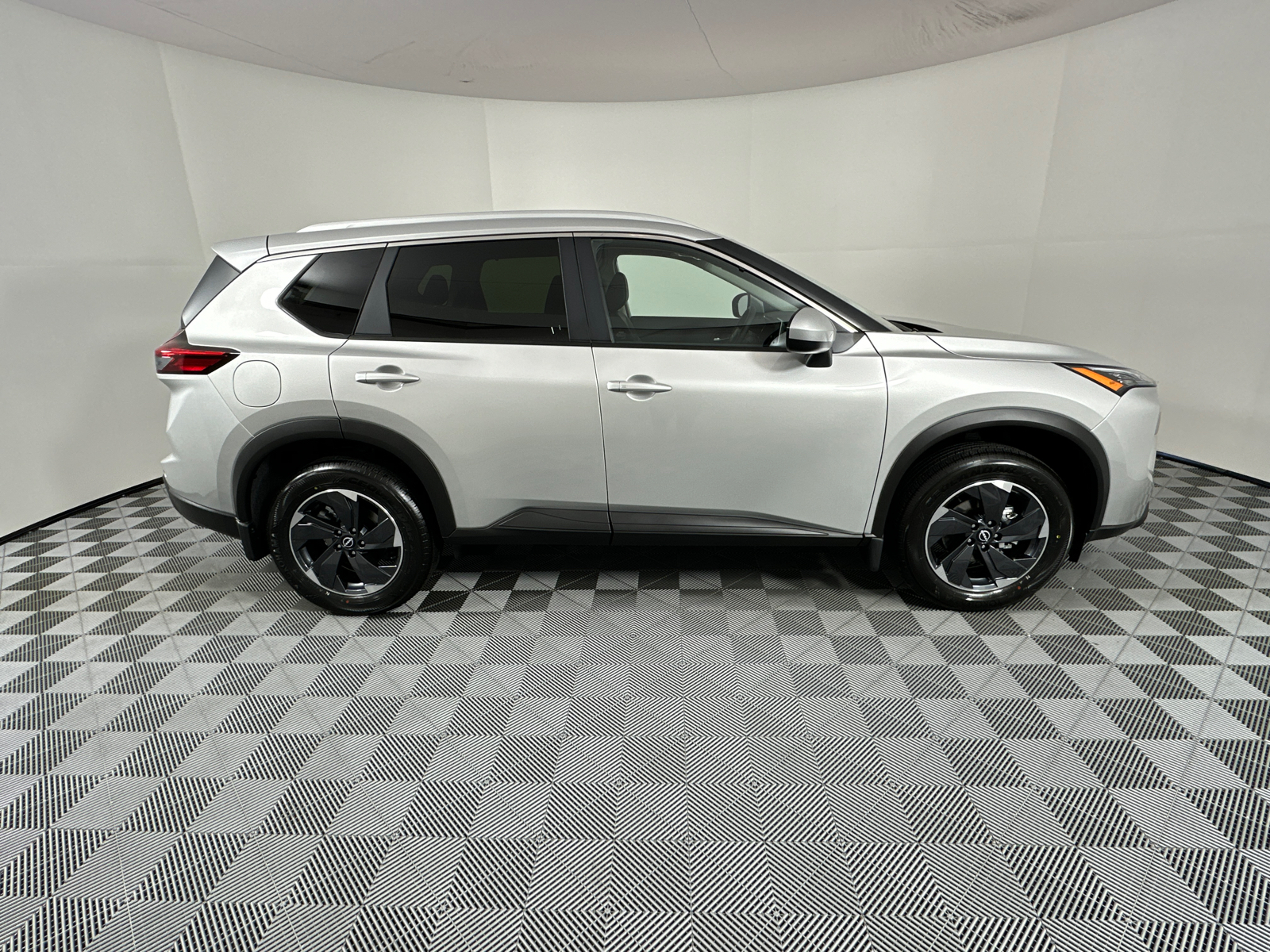 2025 Nissan Rogue SV 8