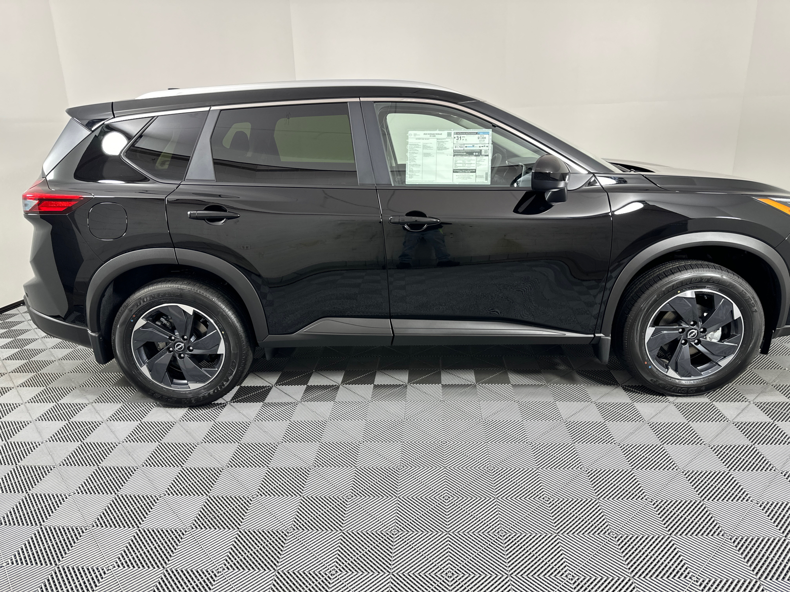 2025 Nissan Rogue SV 8