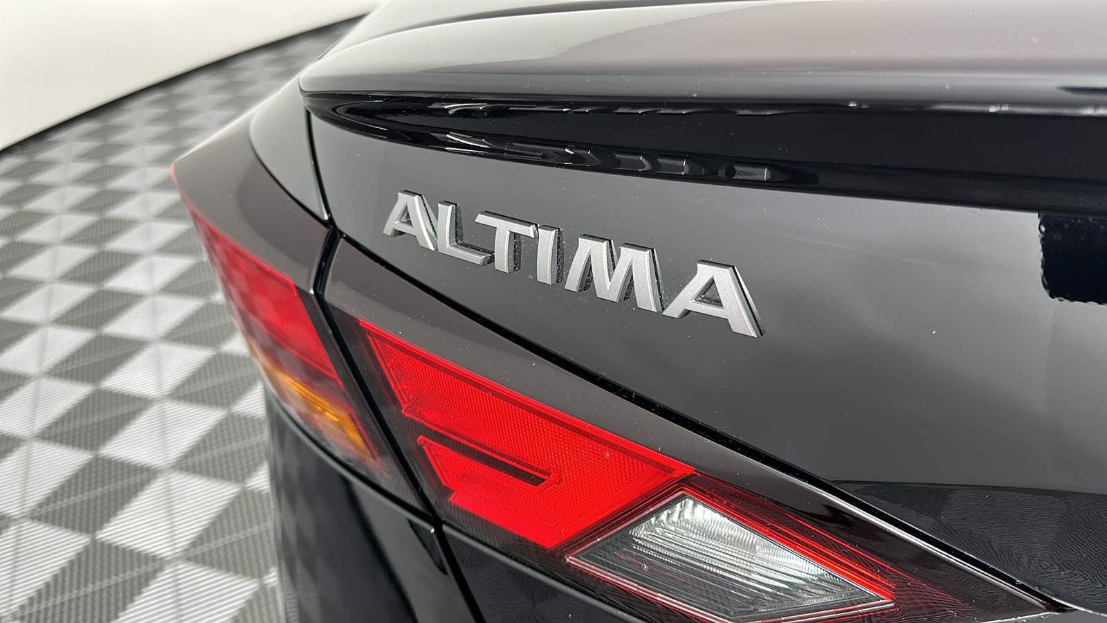 2023 Nissan Altima 2.5 SR 9