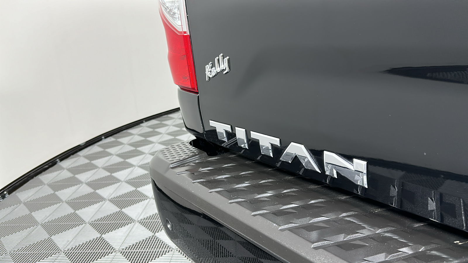 2022 Nissan Titan SV 9