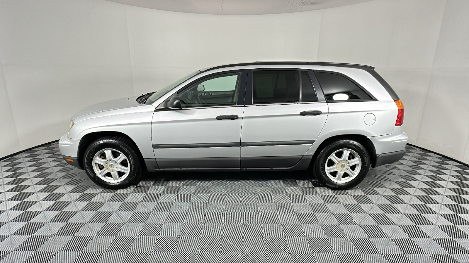 2005 Chrysler Pacifica Base 4