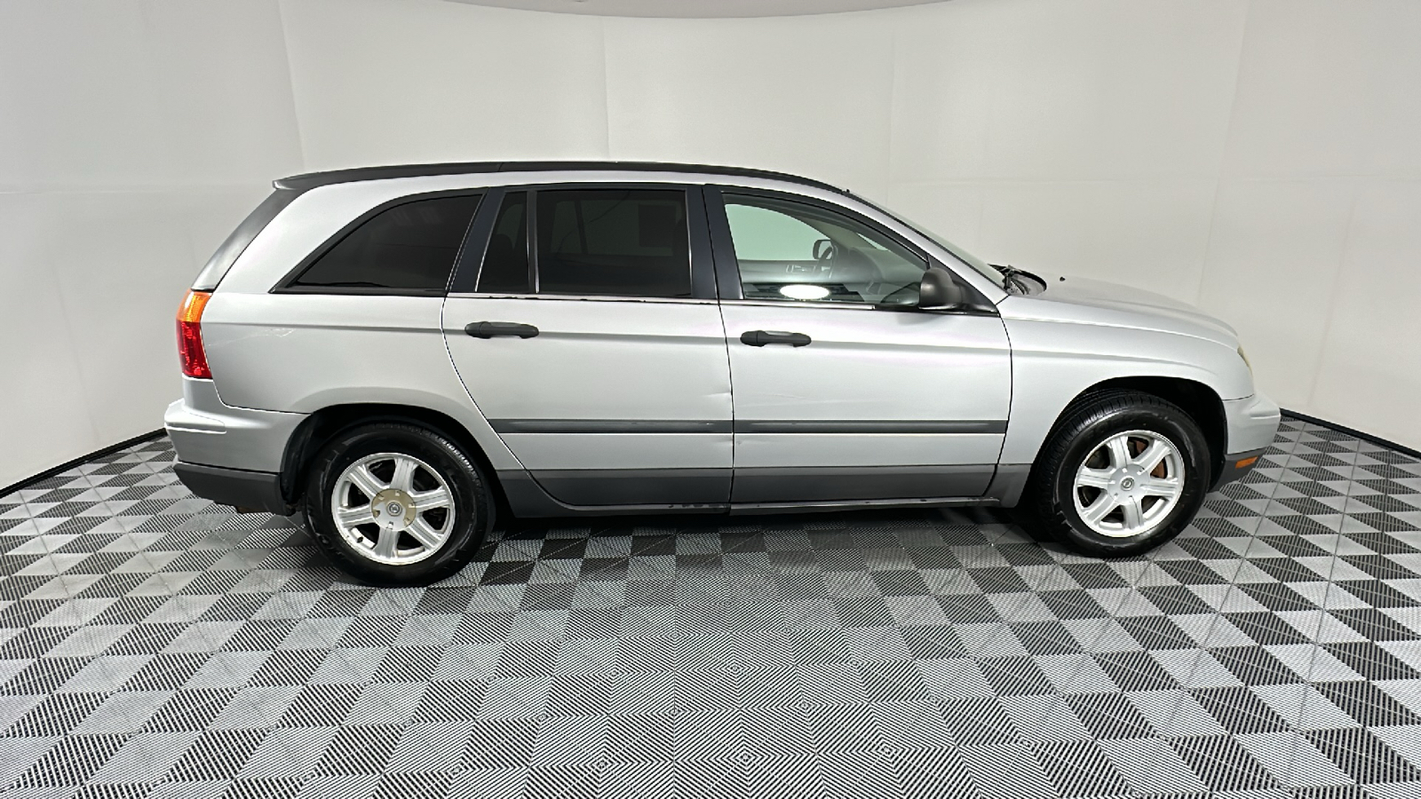 2005 Chrysler Pacifica Base 8