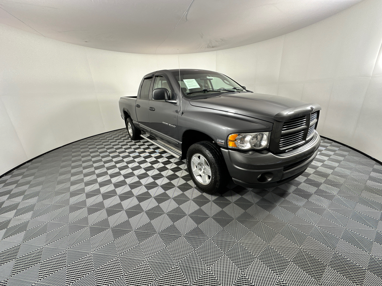 2004 Dodge Ram 1500 SLT 1