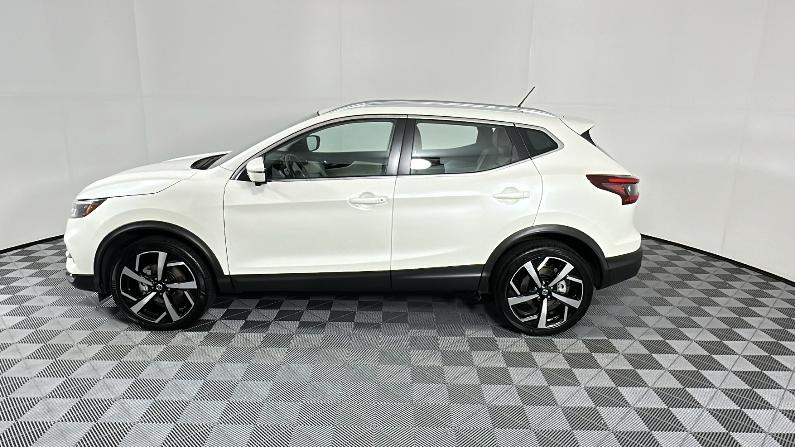 2022 Nissan Rogue Sport SL 4