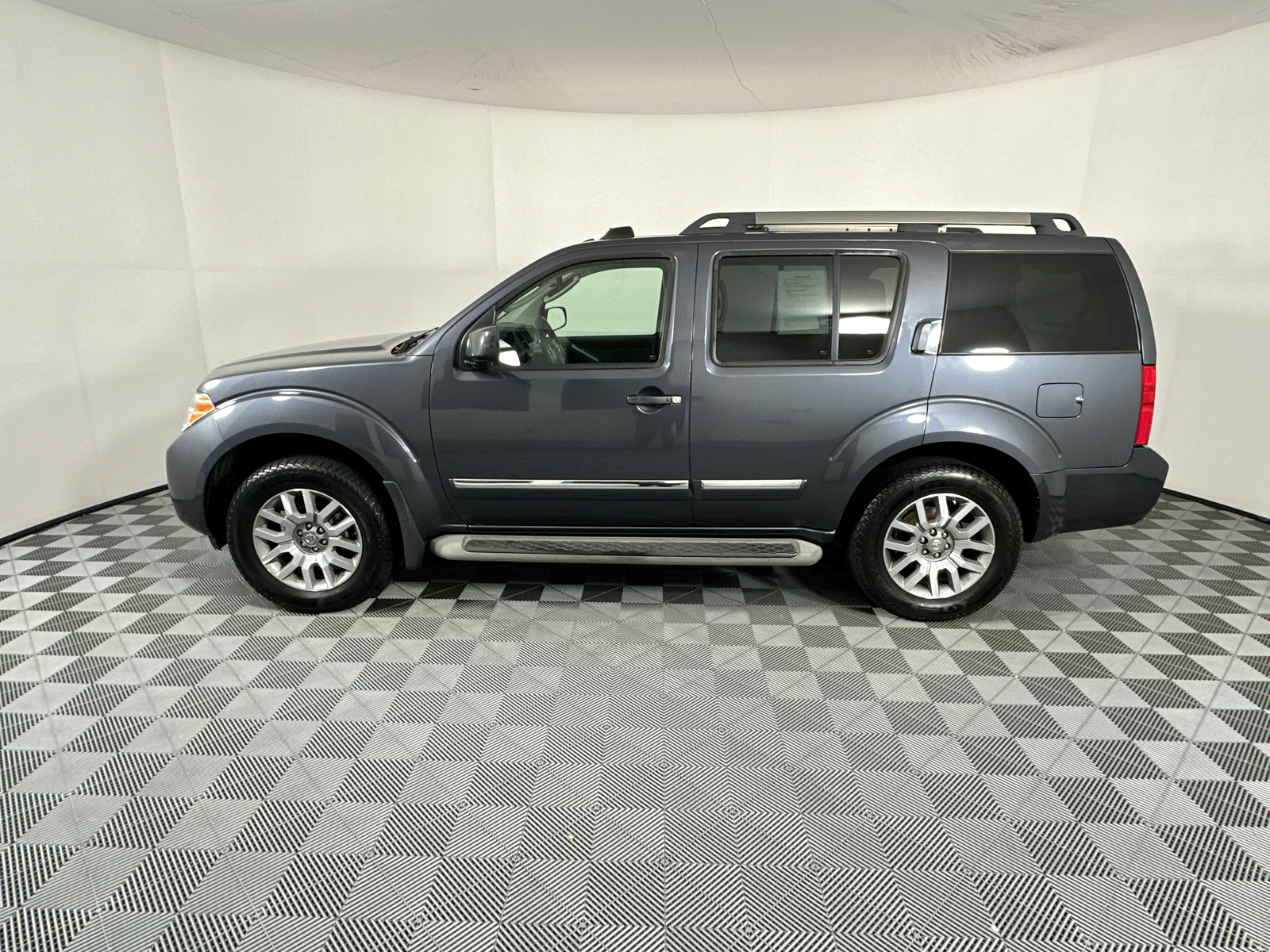 2012 Nissan Pathfinder LE 4