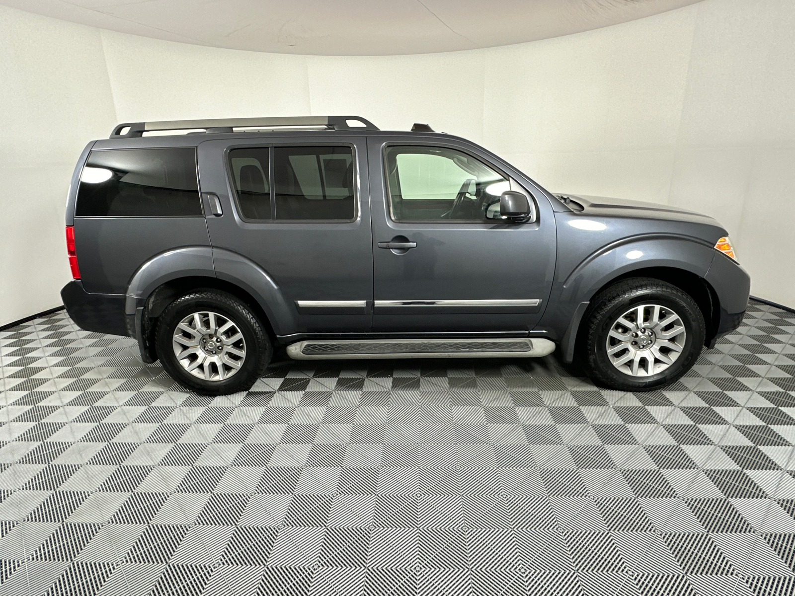 2012 Nissan Pathfinder LE 8