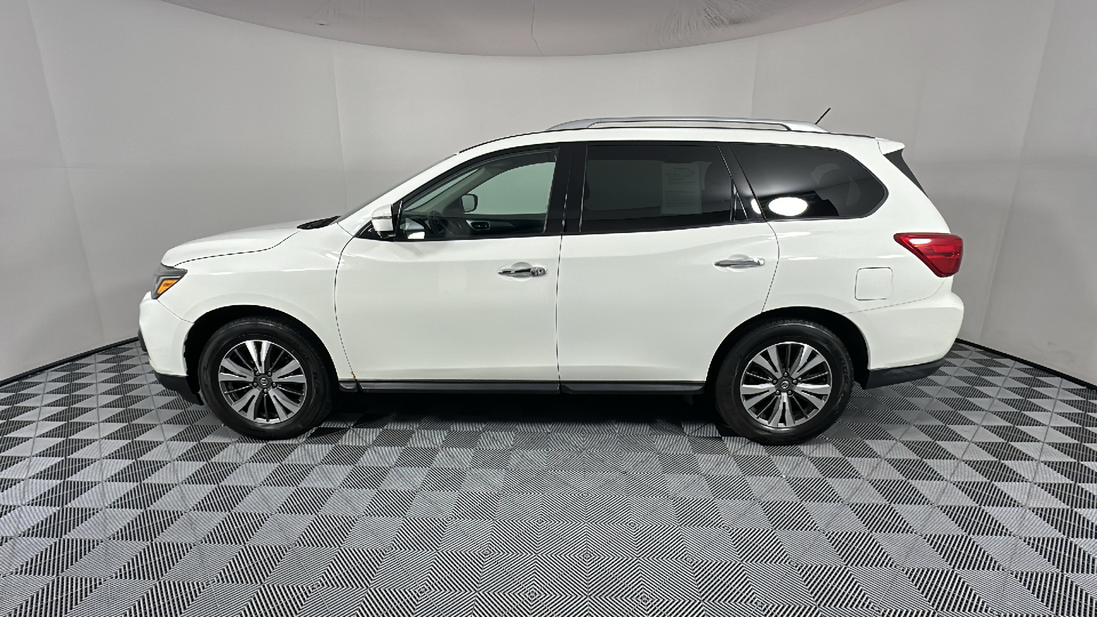 2017 Nissan Pathfinder SL 4