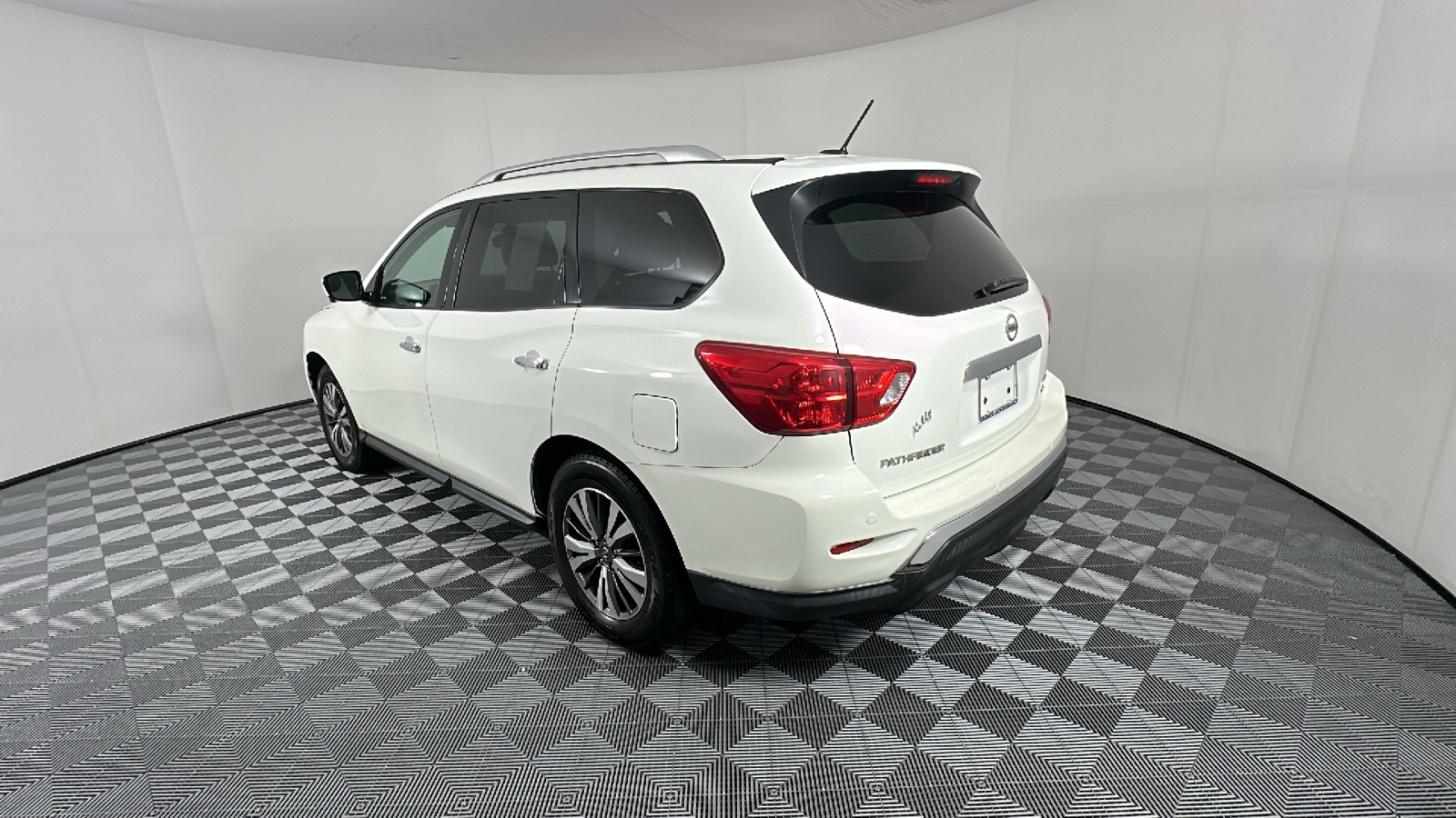 2017 Nissan Pathfinder SL 5