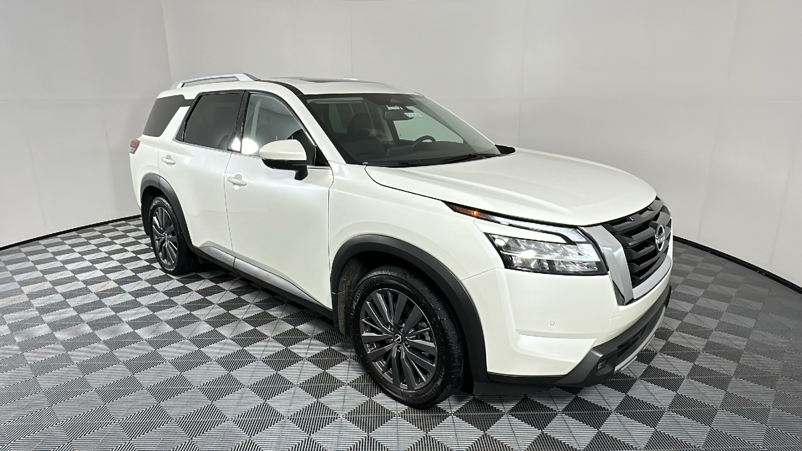 2022 Nissan Pathfinder SL 1