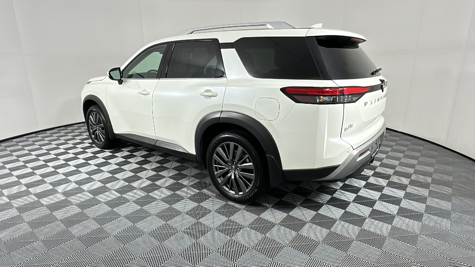 2022 Nissan Pathfinder SL 5