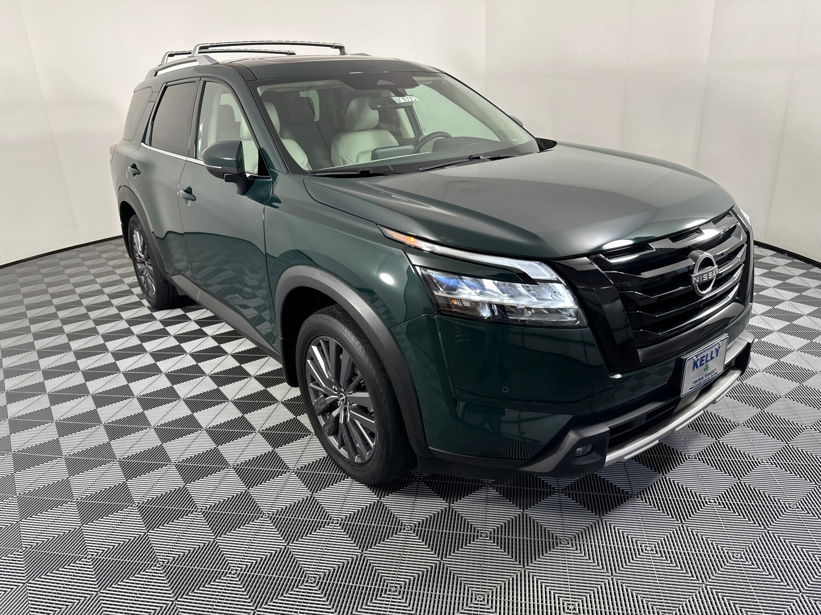 2023 Nissan Pathfinder SL 1