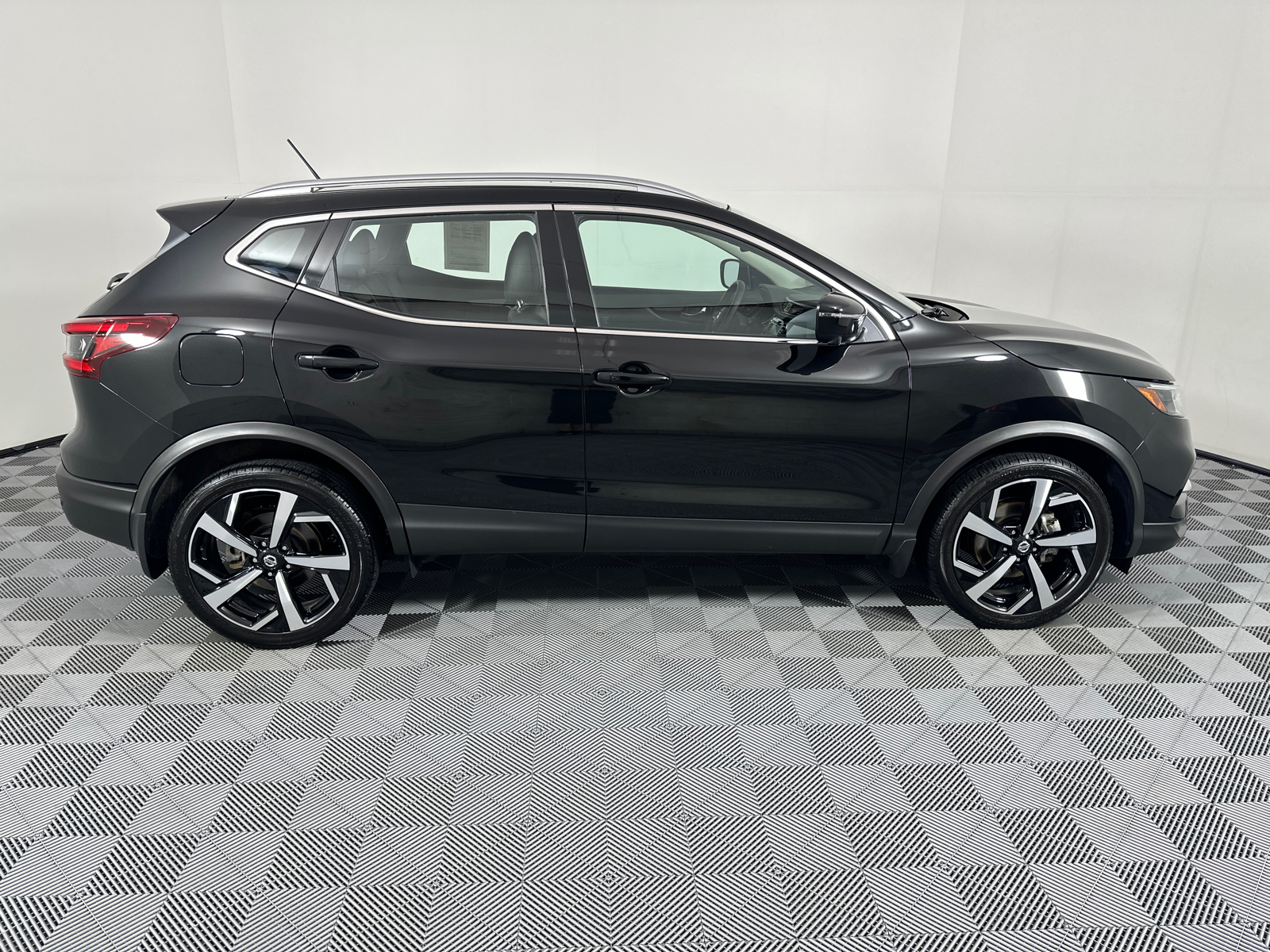 2022 Nissan Rogue Sport SL 8