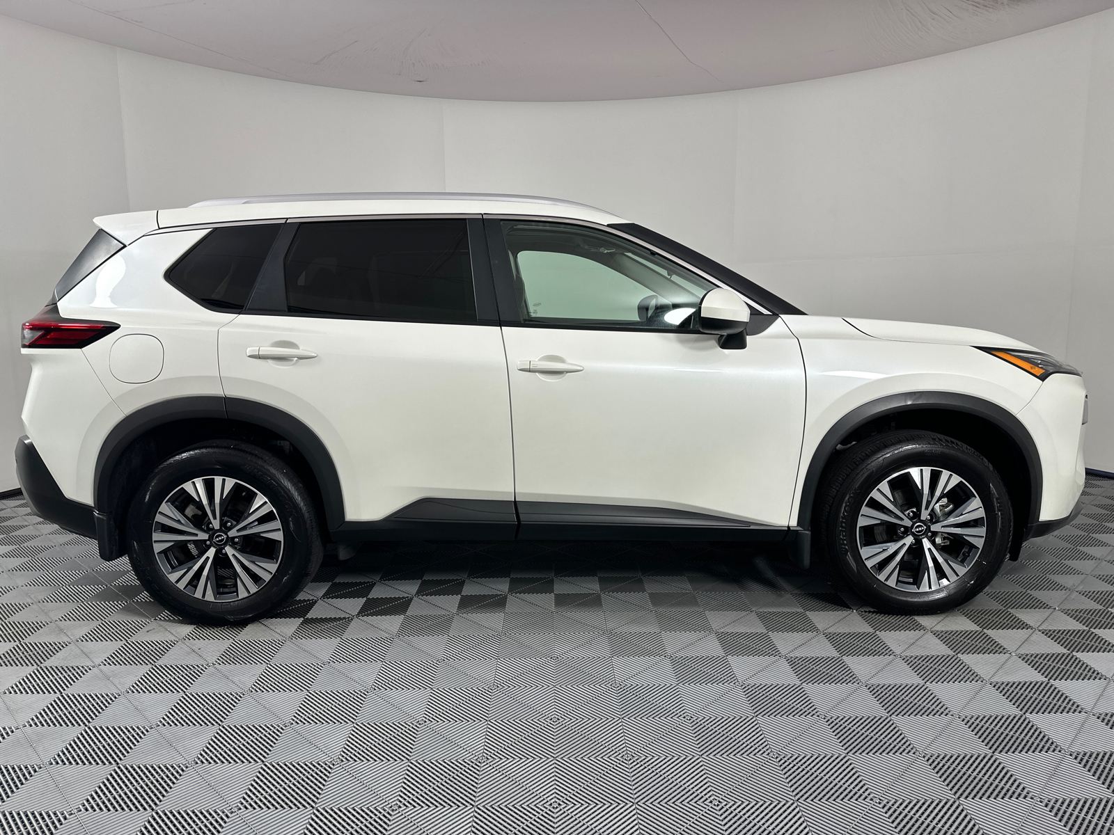 2023 Nissan Rogue SV 8