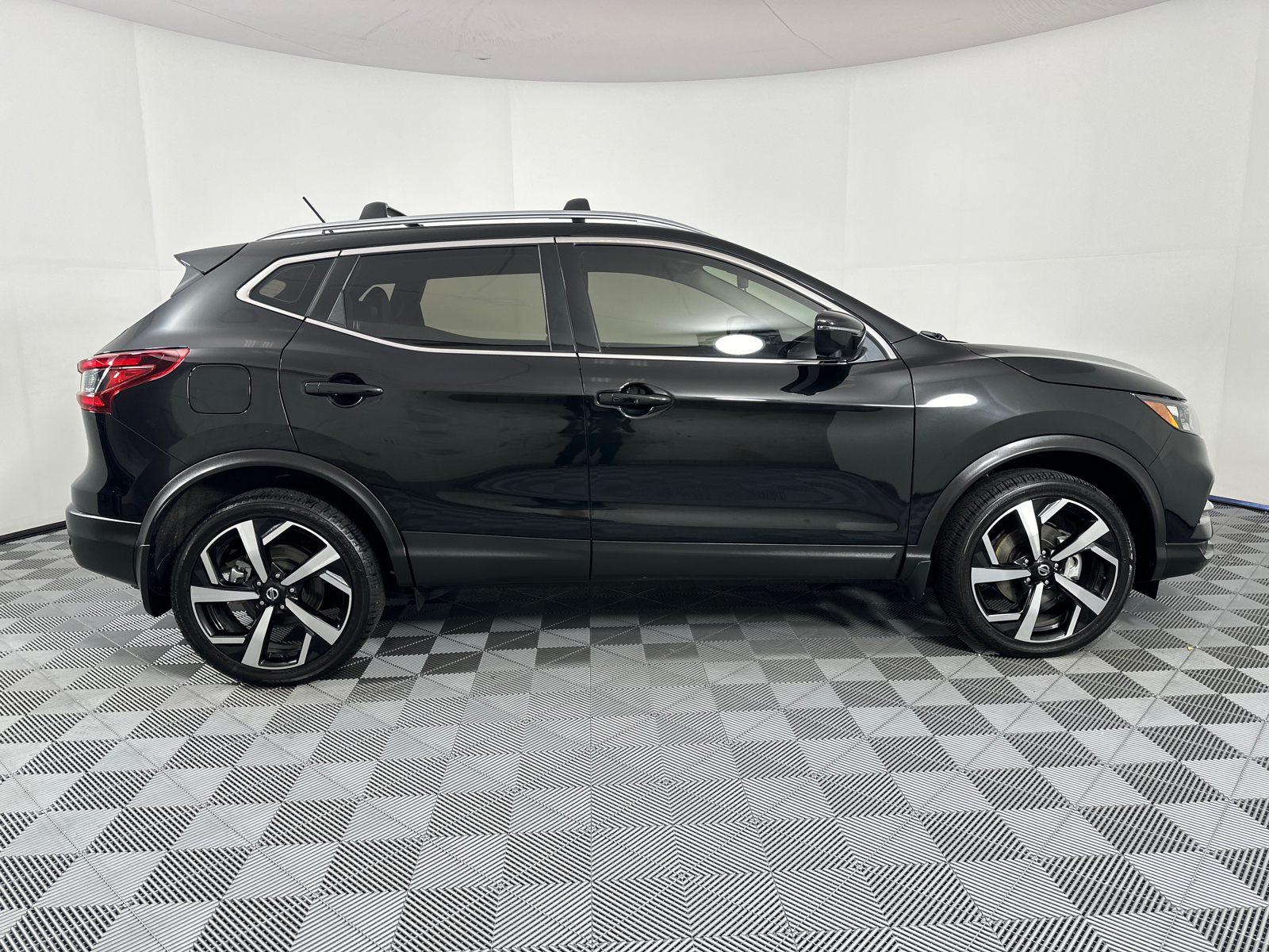 2022 Nissan Rogue Sport SL 8