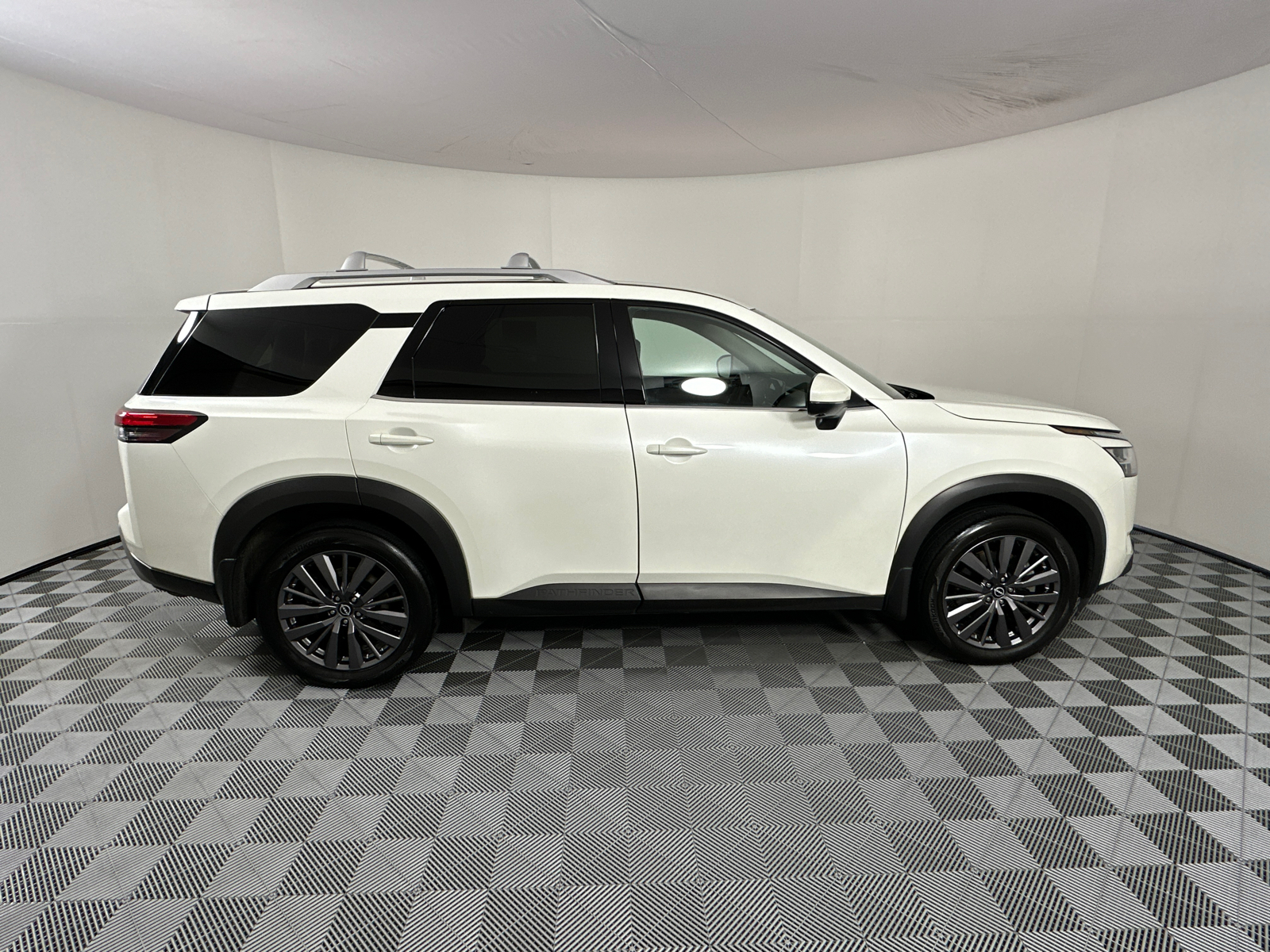 2023 Nissan Pathfinder SL 8