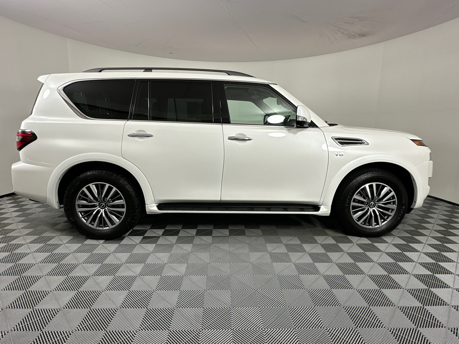 2022 Nissan Armada SL 8