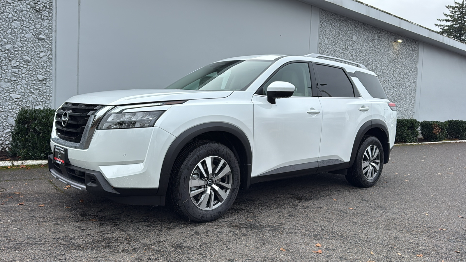 2025 Nissan Pathfinder Platinum photo 2