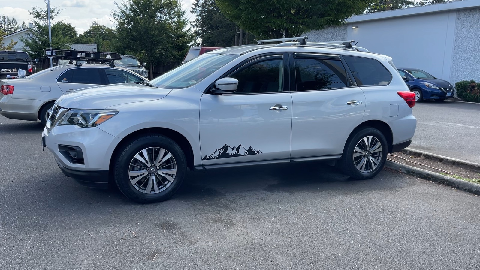 2017 Nissan Pathfinder SV 2