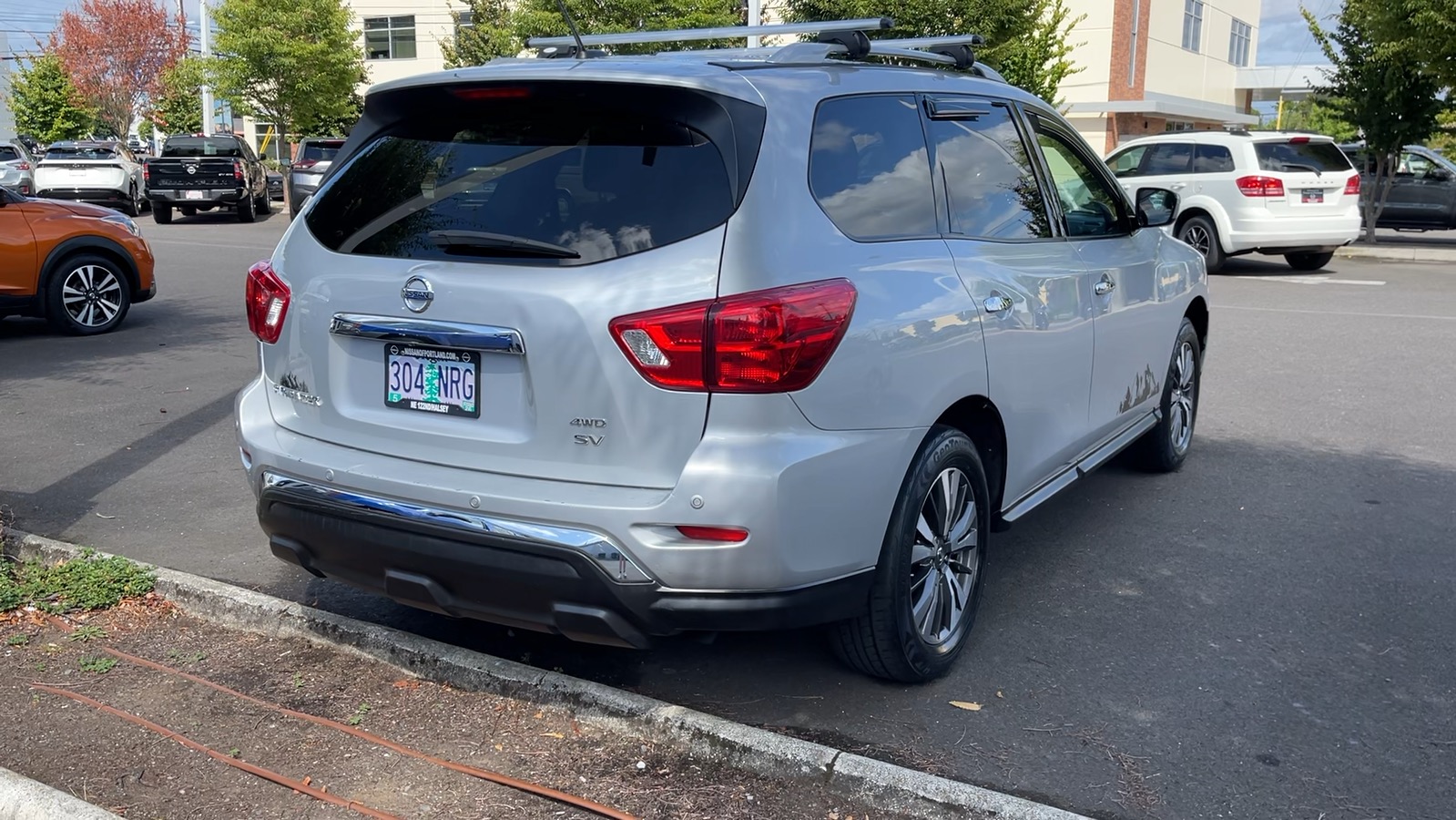 2017 Nissan Pathfinder SV 10