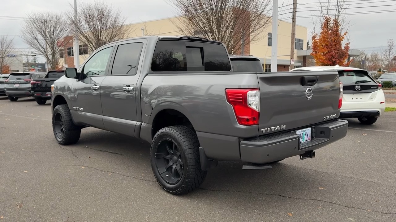 2021 Nissan Titan SV Crew 10