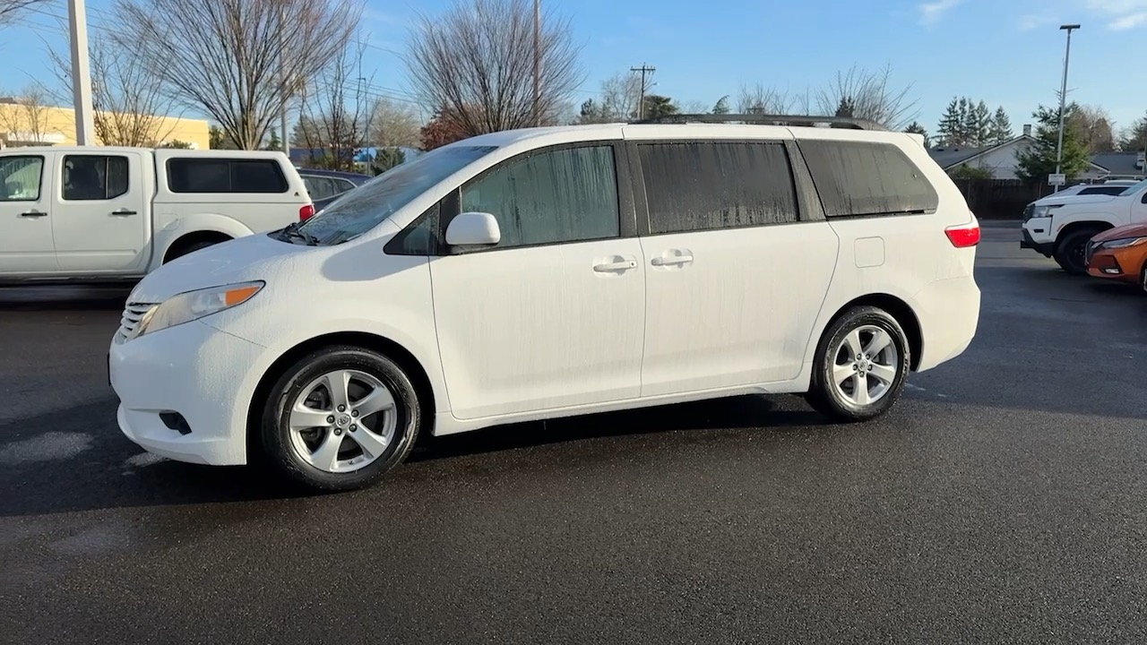 2017 Toyota Sienna LE Auto Access Seat 2