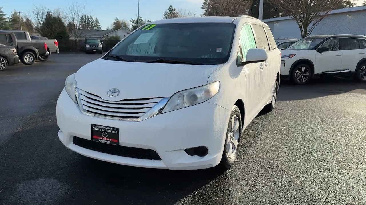 2017 Toyota Sienna LE Auto Access Seat 3