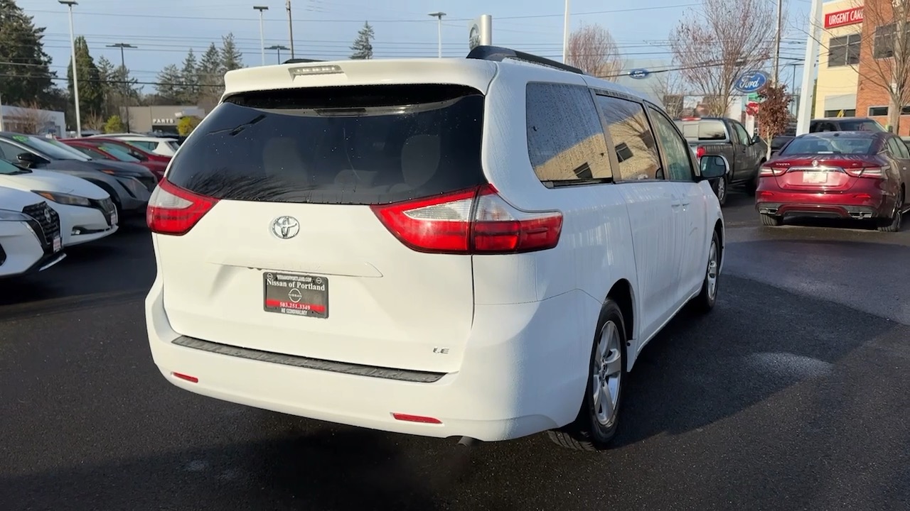 2017 Toyota Sienna LE Auto Access Seat 8