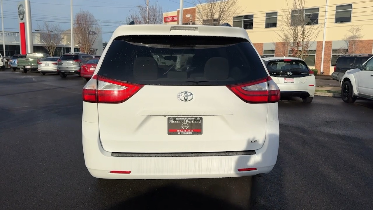 2017 Toyota Sienna LE Auto Access Seat 9