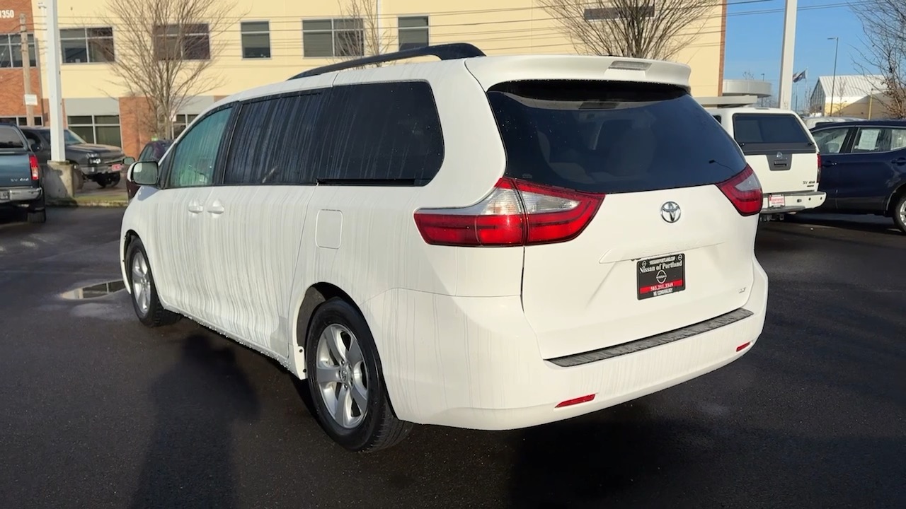 2017 Toyota Sienna LE Auto Access Seat 10