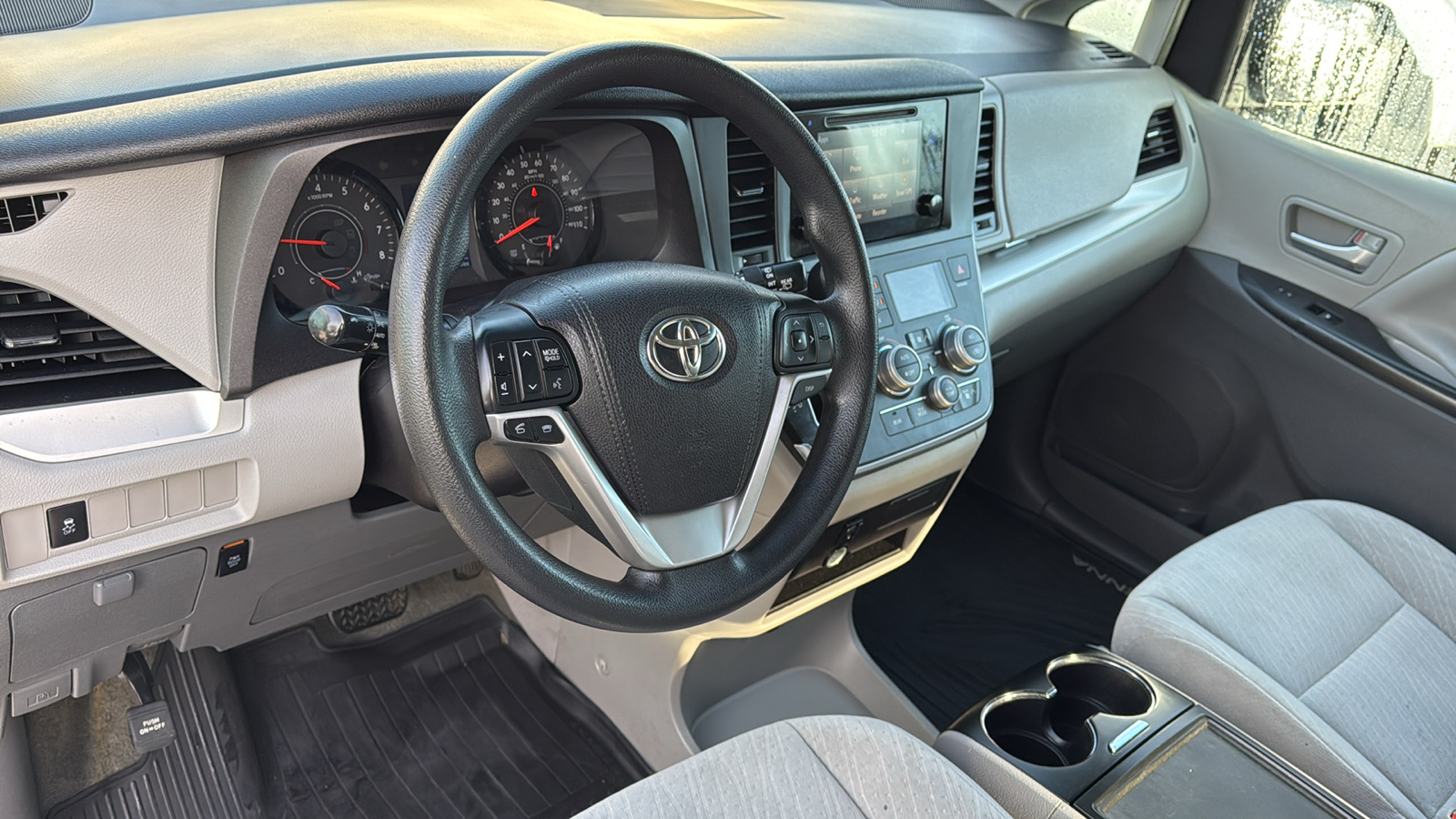 2017 Toyota Sienna LE Auto Access Seat 14