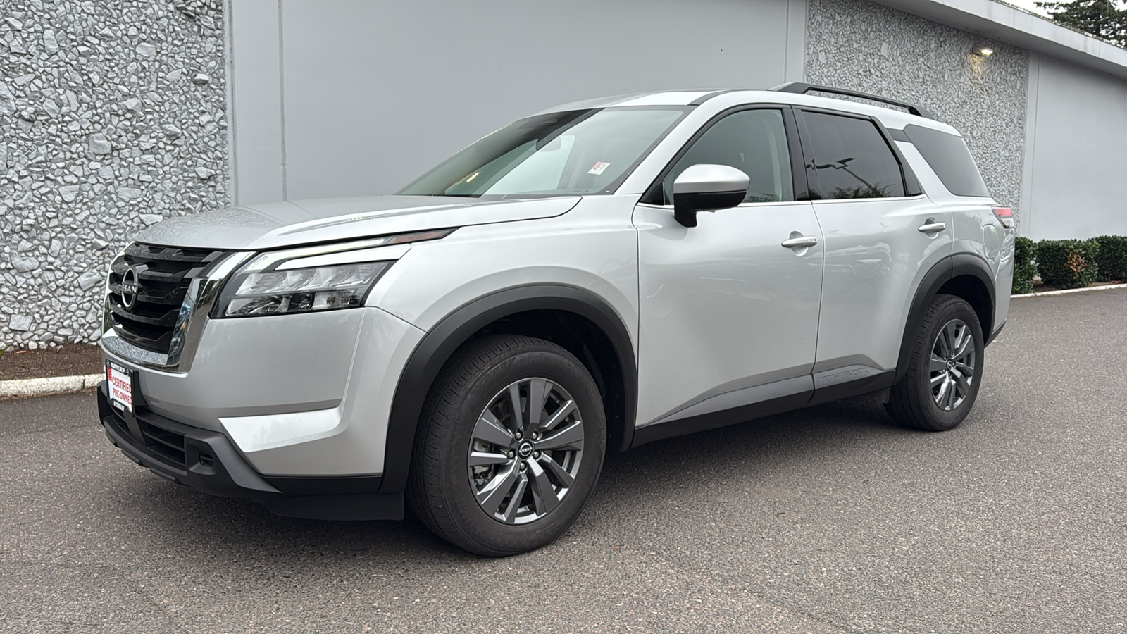 2022 Nissan Pathfinder SV photo 2