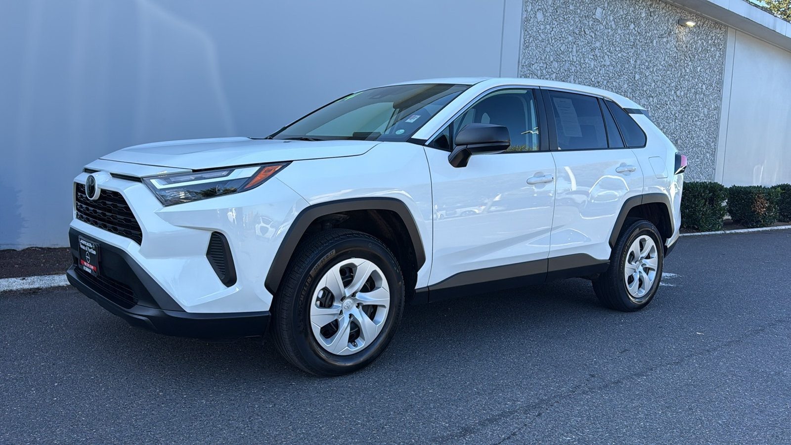 2021 Toyota RAV4 XLE photo 2