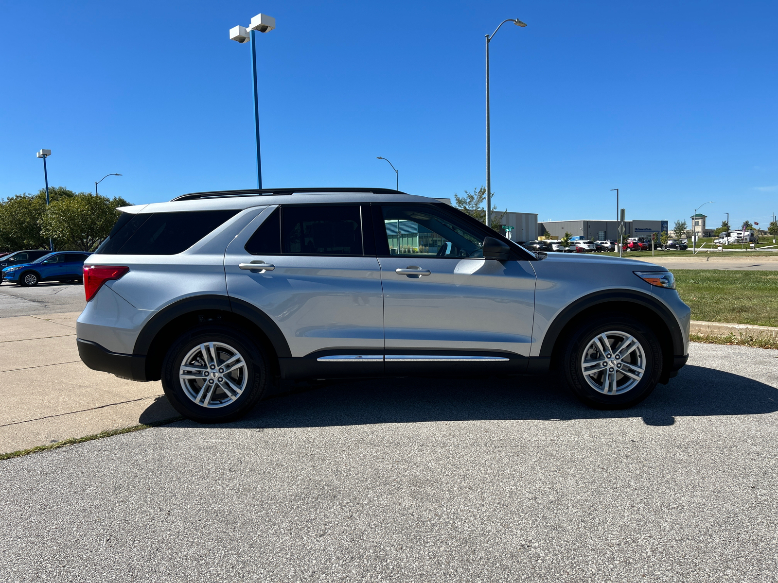 2023 Ford Explorer XLT 2