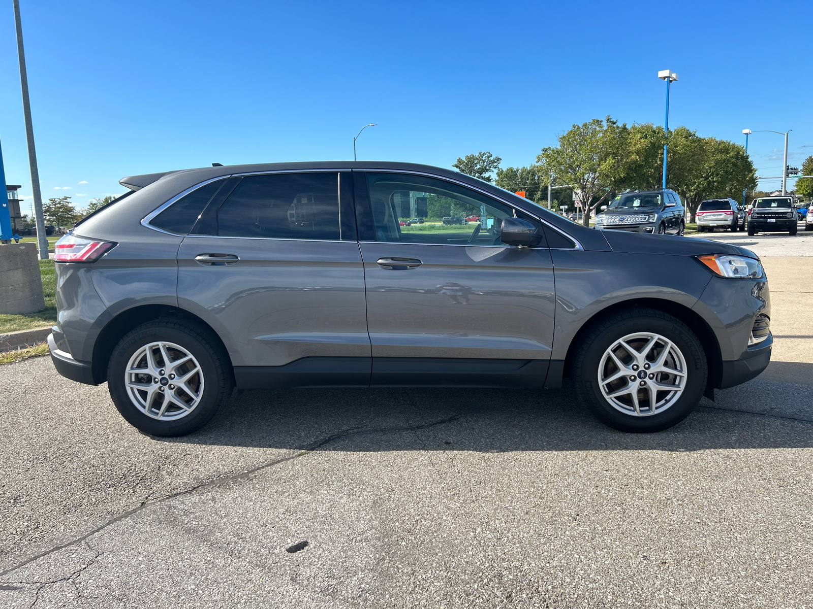 2021 Ford Edge  2