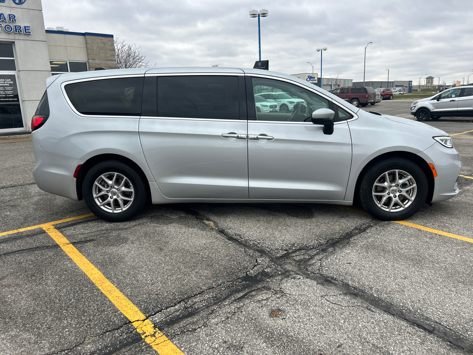 2023 Chrysler Pacifica Touring L 2