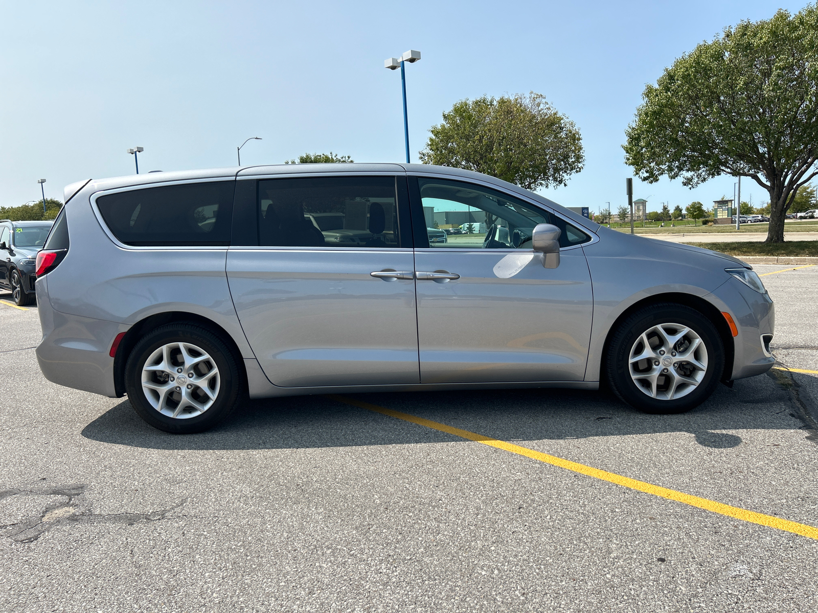 2020 Chrysler Pacifica Touring 2