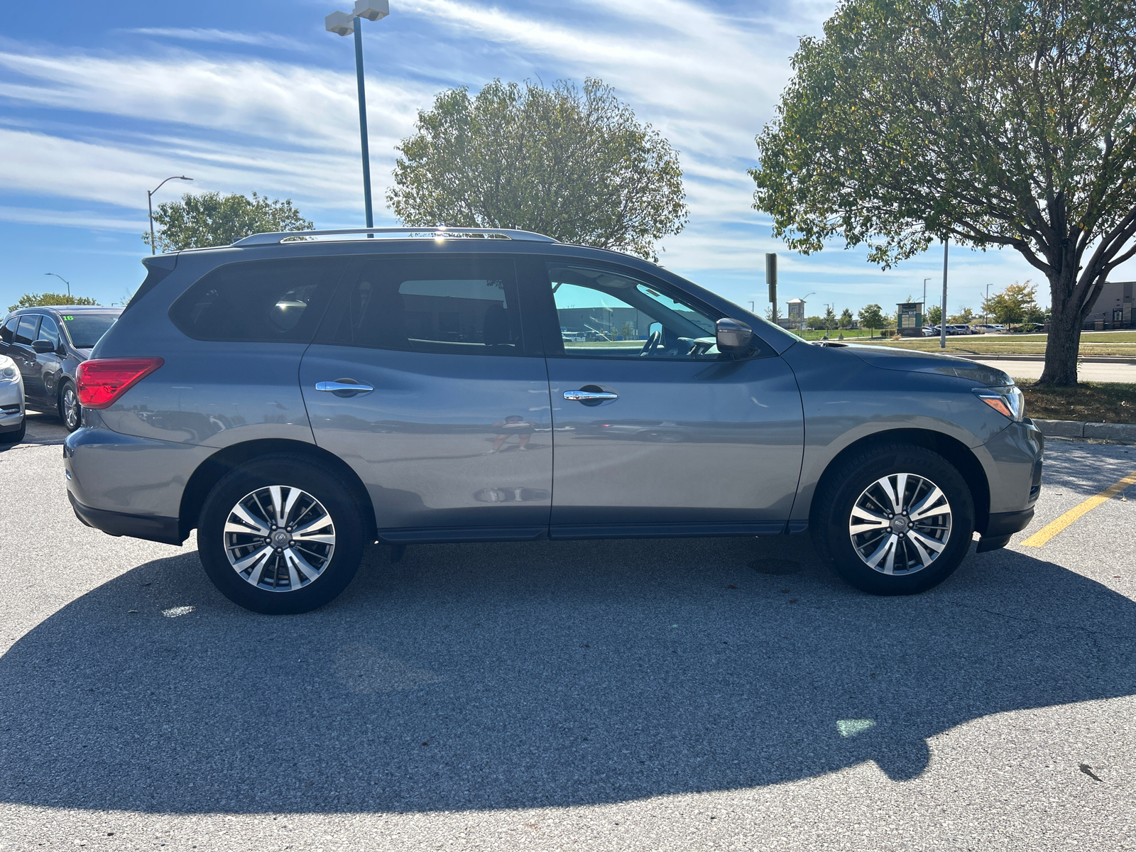 2019 Nissan Pathfinder SV 2