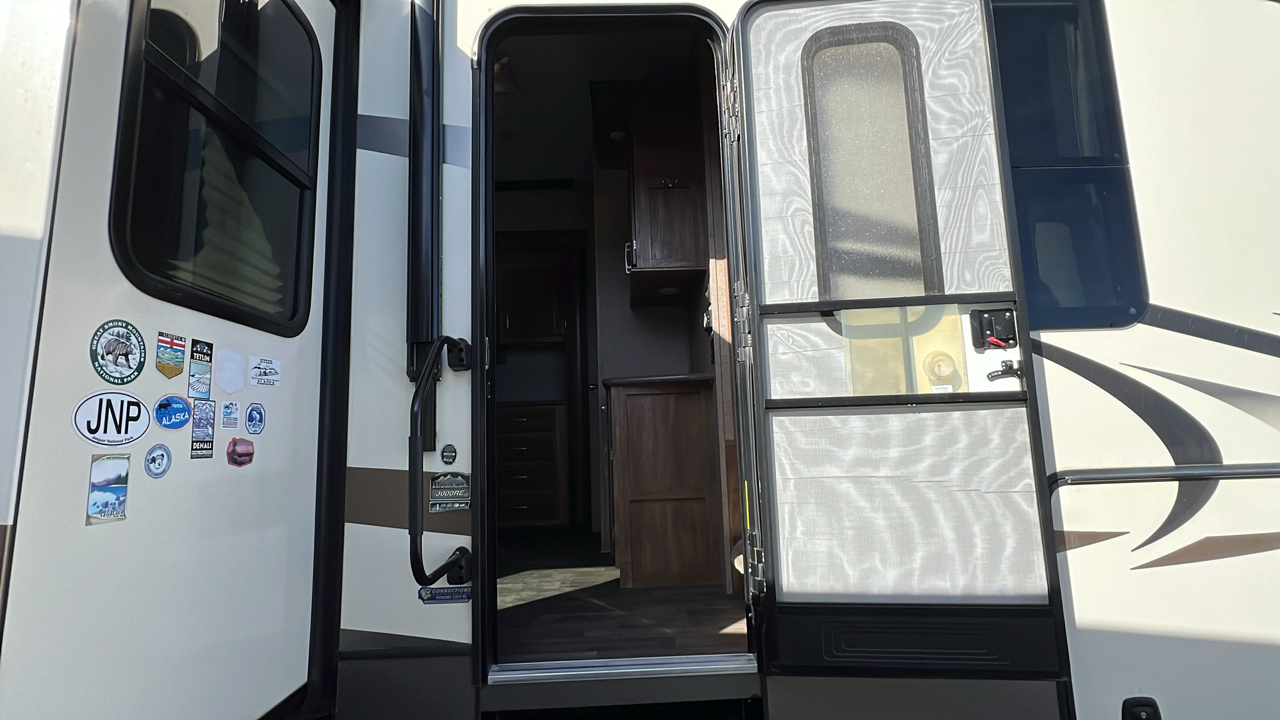 2016 KEYSTONE MONTANA 3000RE 13