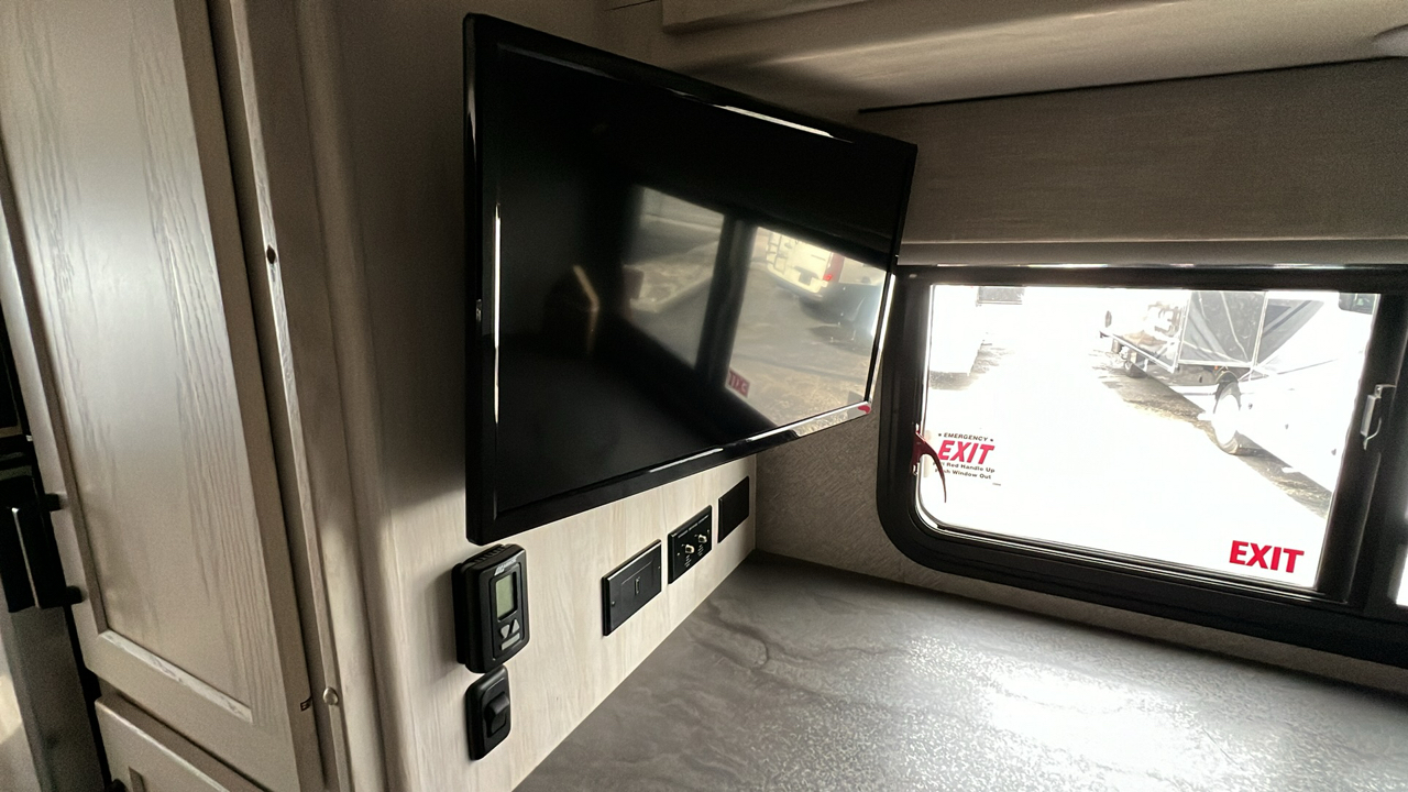 2022 WINNEBAGO ADVENTURER 27N 39