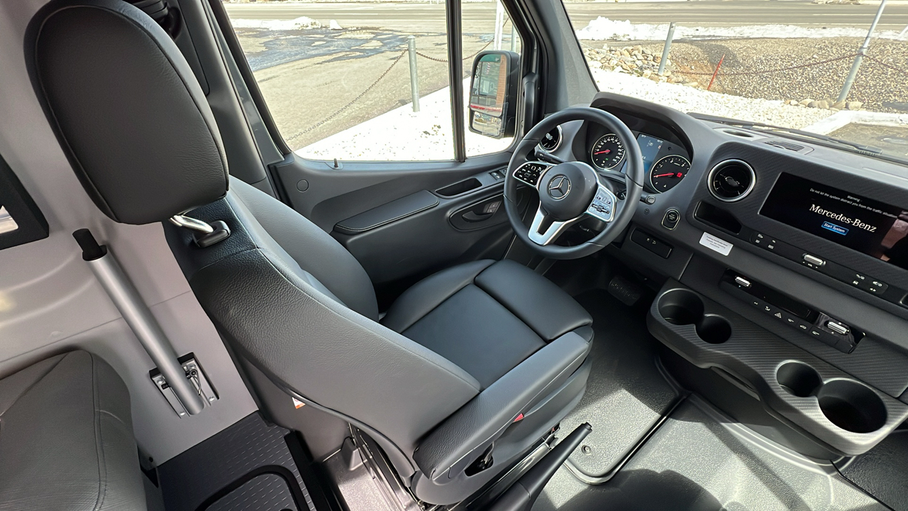 2025 WINNEBAGO REVEL 44E 18