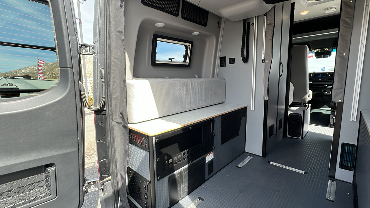 2025 WINNEBAGO REVEL 44E 35