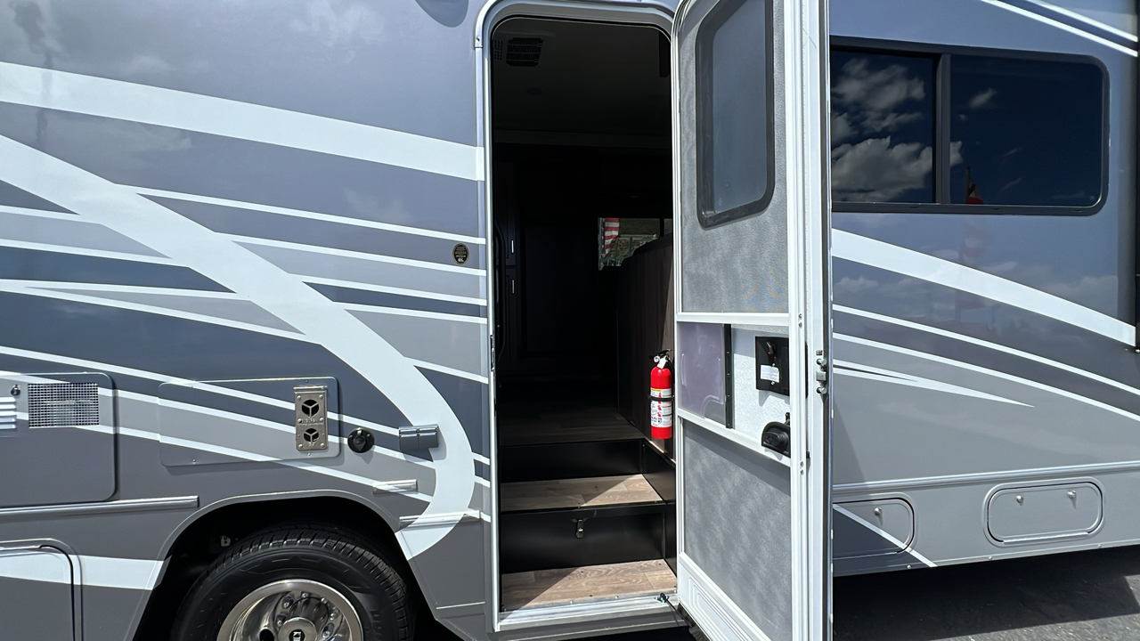 2025 WINNEBAGO MINNIE WINNIE 326T 12