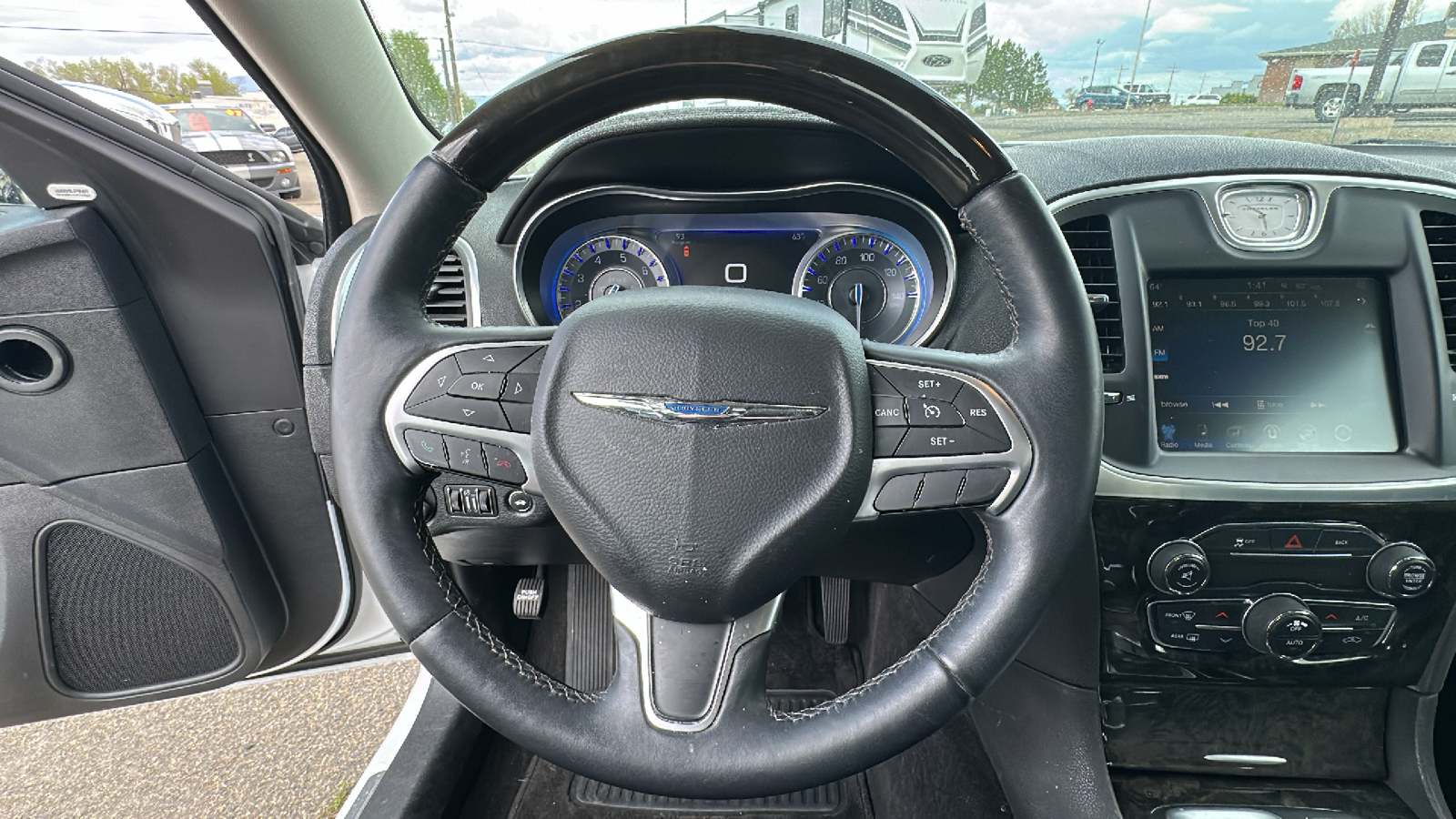 2016 Chrysler 300 300C 23