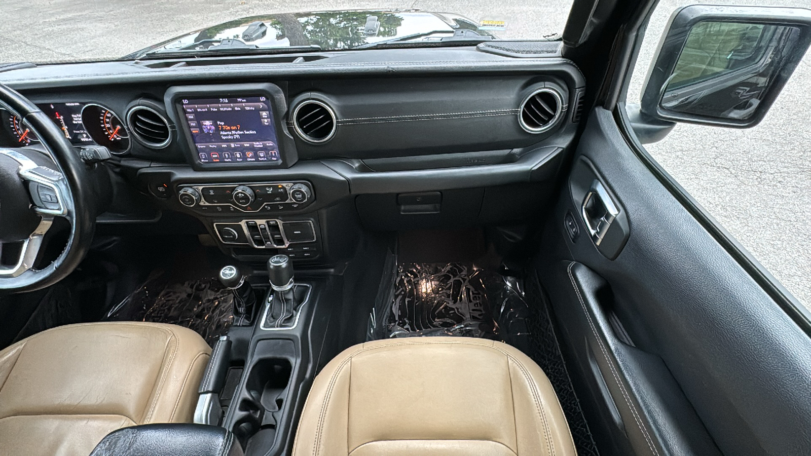 2018 Jeep Wrangler Unlimited Sahara 34