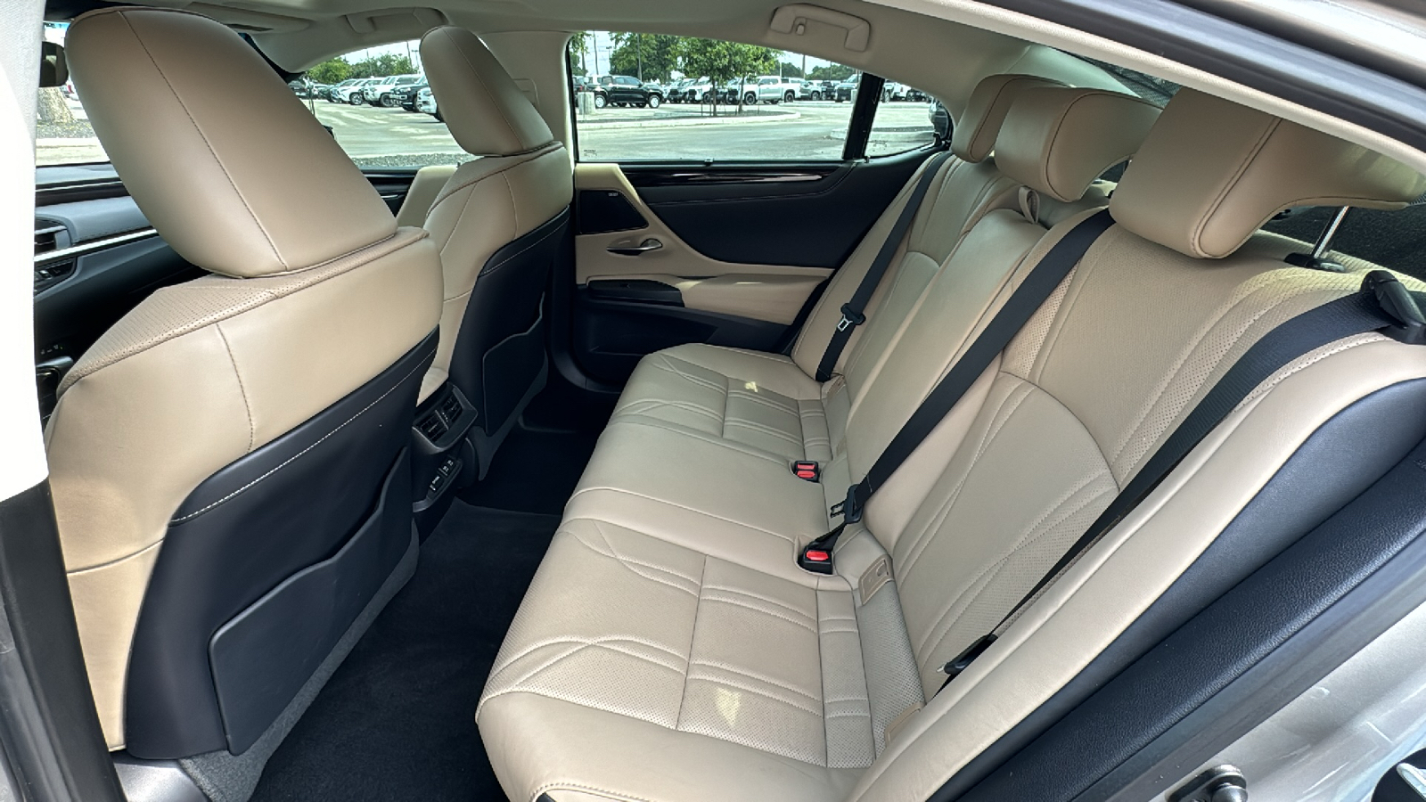 2021 Lexus ES 300h Ultra Luxury 17