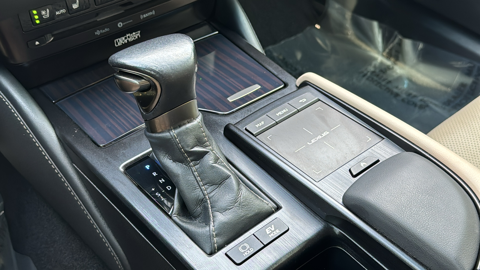 2021 Lexus ES 300h Ultra Luxury 28
