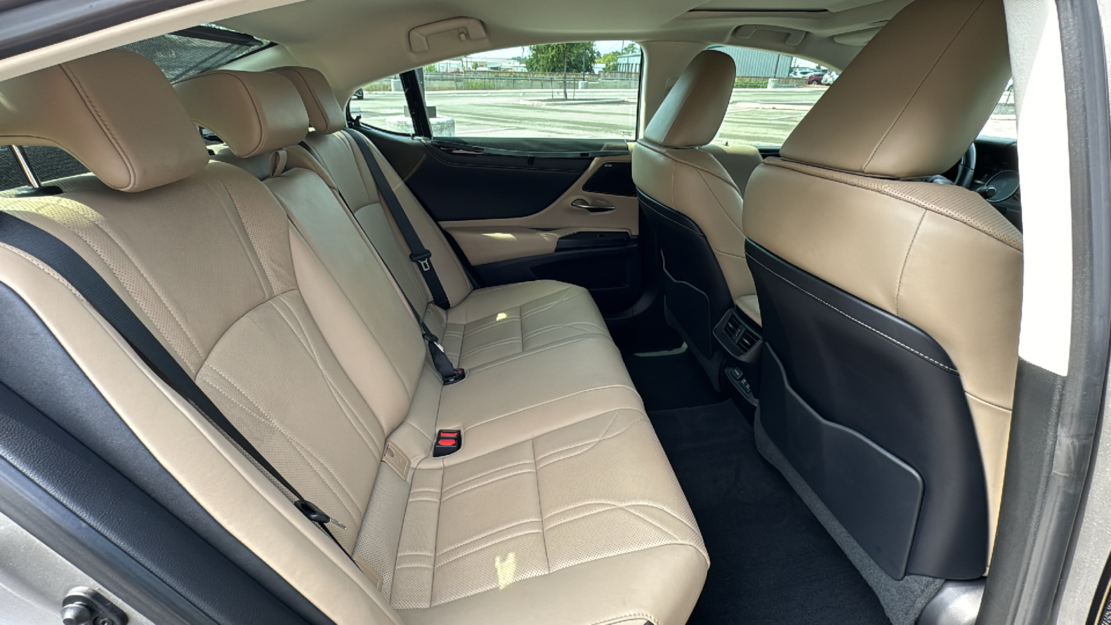 2021 Lexus ES 300h Ultra Luxury 32